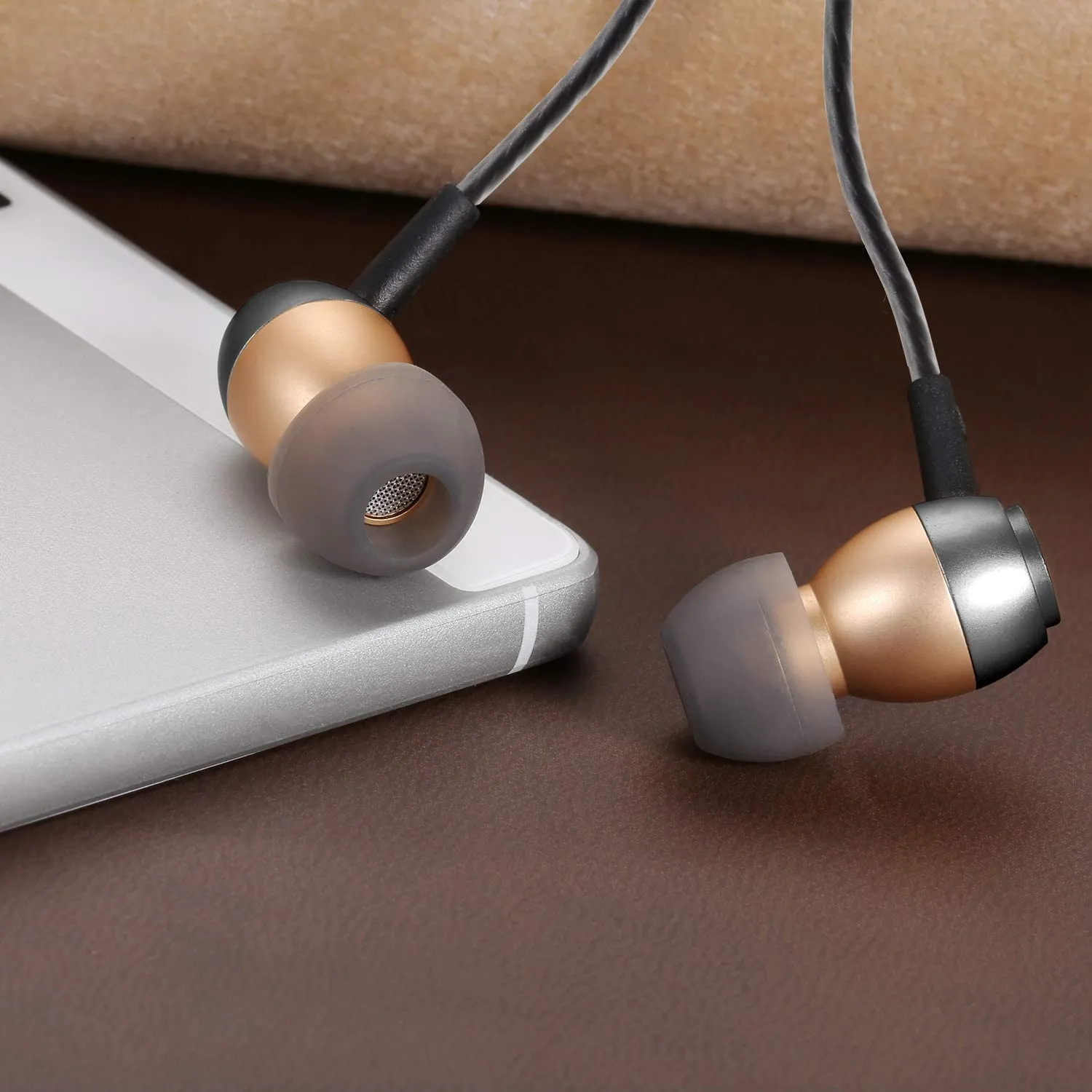 Betron GLD60 In Ear Earphones Noise Isolating Volume Control Microphone for iPhone iPod iPad MacBook